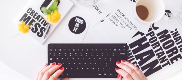 woman-blogger-blogging